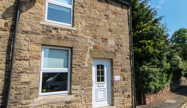 HOLLIE COTTAGE, pet friendly, with a garden in Haltwhistle