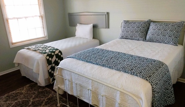Hollingsworth FashionableTownhome— Deaton's Chalet — Steps away from the lake!