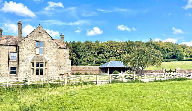 Hollins Farmhouse - a house that sleeps 10 guests in 5 bedrooms