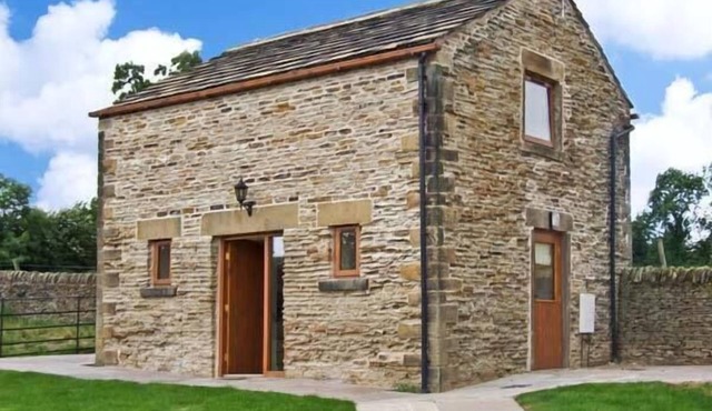 HOLLINS WOOD BOTHY, luxury holiday cottage, with open fire in Wortley