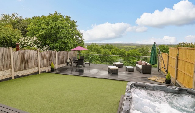 HOLLINWELL VIEW, family friendly, with hot tub in Kirkby-In-Ashfield