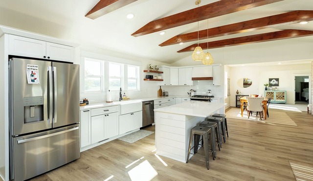 Holliwell Bridge Retreat - Private, Spacious & Close to town! Great for Groups!