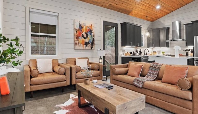 Hollow Hideaway 1A-Serene Getaway-Sleeps 4