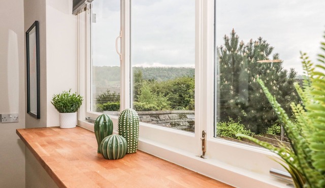 HOLLOWAY HOUSE, pet friendly, with hot tub in Wotton-Under-Edge