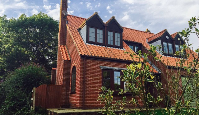 HOLLY BANK, pet friendly, luxury holiday cottage in Beverley