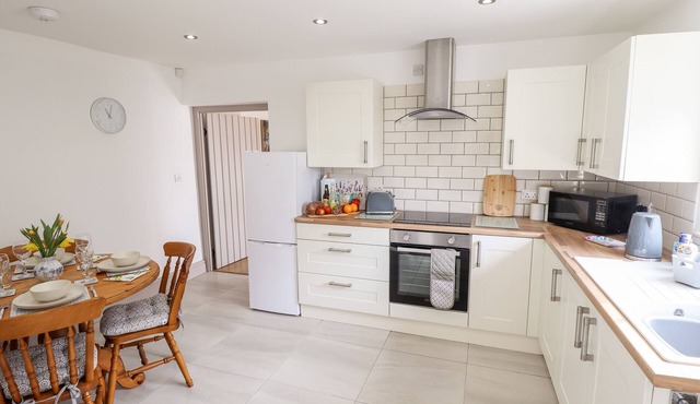 HOLLY BARN, family friendly, with a garden in Ottringham