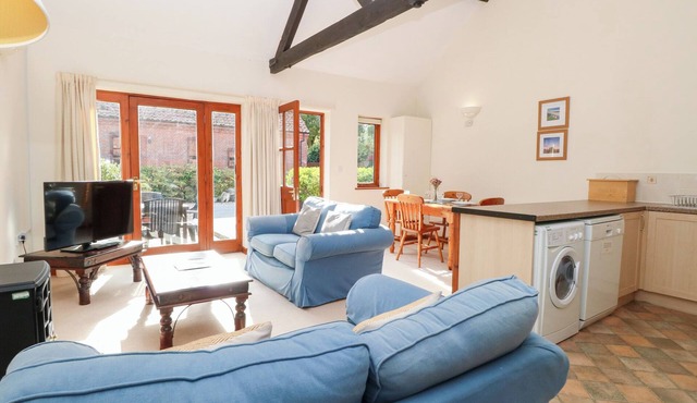 HOLLY BERRY, family friendly, with a garden in Wood Norton