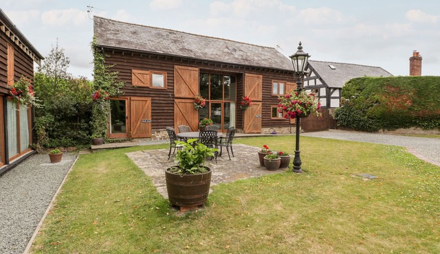 HOLLY BUSH, character holiday cottage, with a garden in Luntley
