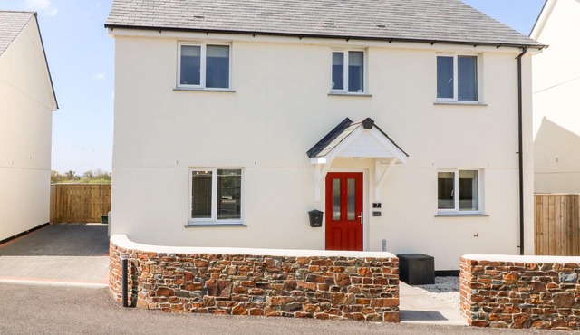 HOLLY BUSH, pet friendly, with open fire in Okehampton