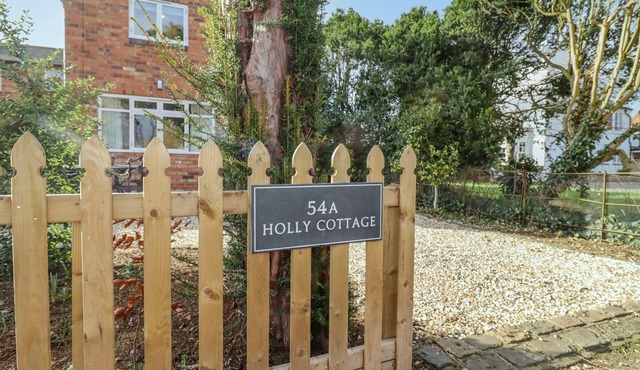 HOLLY COTTAGE, family friendly, with a garden in Stratford-Upon-Avon