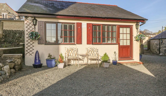 HOLLY COTTAGE, country holiday cottage, with a garden in Criccieth