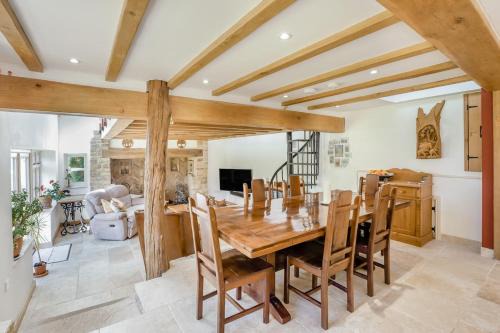 Holly Cottage - Countryside Charm