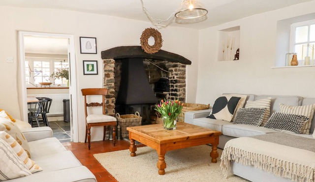 HOLLY COTTAGE, family friendly, with open fire in South Molton