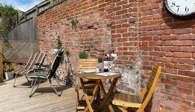 HOLLY COTTAGE, pet friendly, country holiday cottage in Framlingham