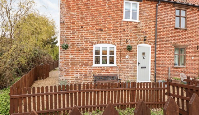 HOLLY COTTAGE, pet friendly, character holiday cottage in Sea Palling