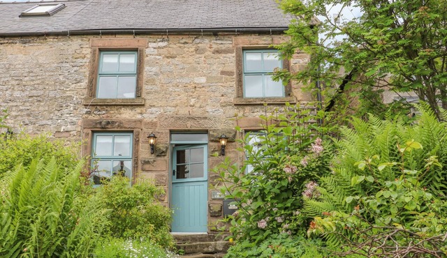 HOLLY COTTAGE, pet friendly, character holiday cottage in Winster