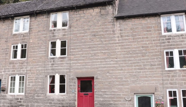 HOLLY COTTAGE, pet friendly, with open fire in Cromford