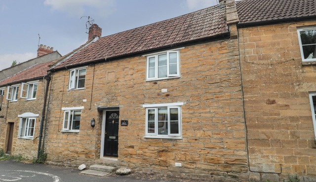 HOLLY COTTAGE, pet friendly, character holiday cottage in West Coker