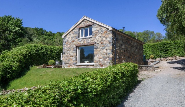 HOLLY COTTAGE, romantic, with a garden in Conwy