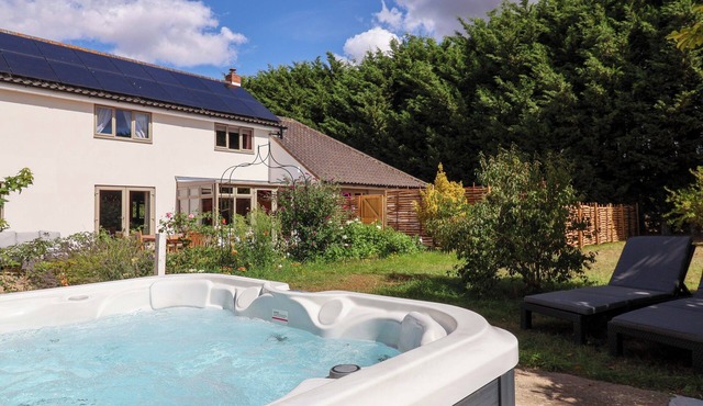HOLLY FARM AND ANNEXE, pet friendly, with hot tub in Brantham