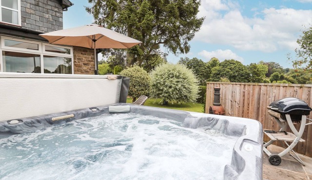 HOLLY FARM COTTAGE, family friendly, country holiday cottage in Howey