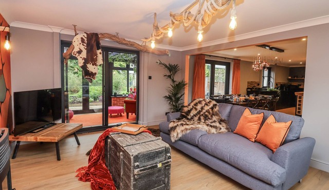 HOLLY FARM, pet friendly, character holiday cottage in Brantham