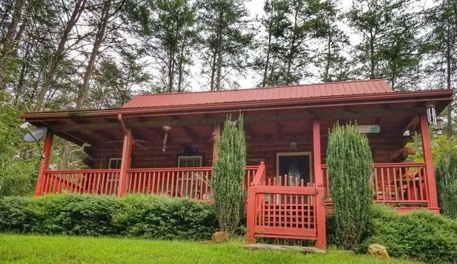 Holly Hill- Hot Tub,Pool Table minutes to Ocoee whitewater rafting, walk to creek, Pet friendly