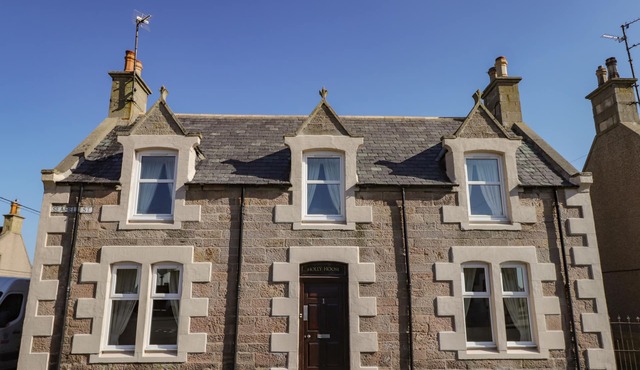 HOLLY HOOSE, pet friendly, country holiday cottage in Findochty