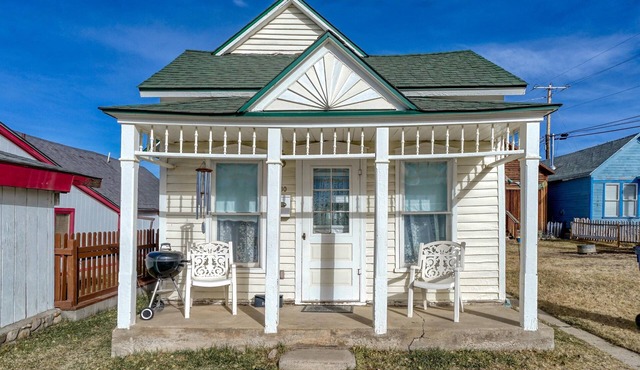 Holly House - Affordable/clean comfort in town! Walk everywhere!