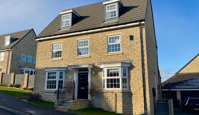 Holly House - Executive Rural Home with Jacuzzi