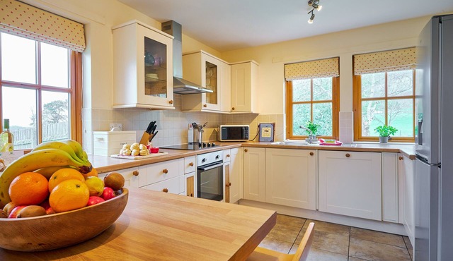 HOLLY HOUSE, pet friendly, character holiday cottage in Alyth
