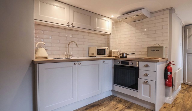 HOLLY HOUSE STUDIO, pet friendly, with a garden in Lavenham