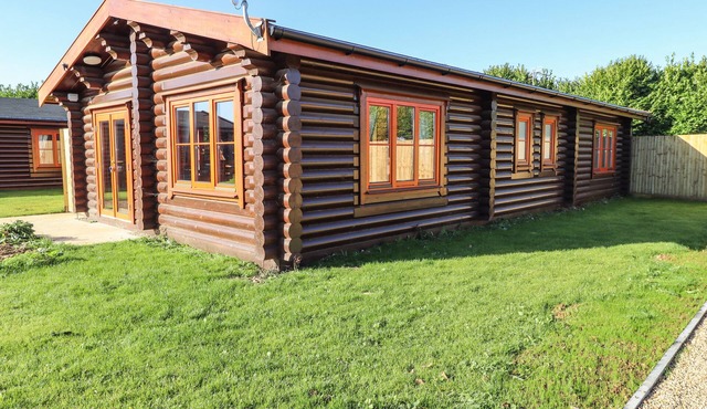 HOLLY LODGE, family friendly, with pool in Greetham, Rutland