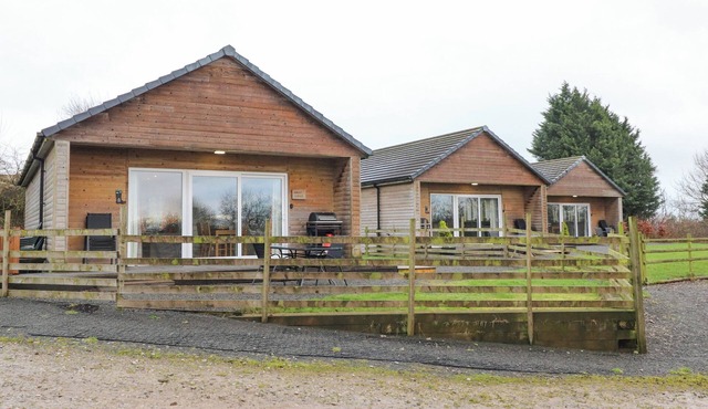 HOLLY LODGE, pet friendly, character holiday cottage in Goosnargh