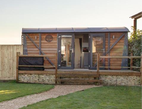 Holly Lodge - Quirky Shepherd's Hut With Hot Tub - Bespoke Made From A Salvaged Railway Carriage