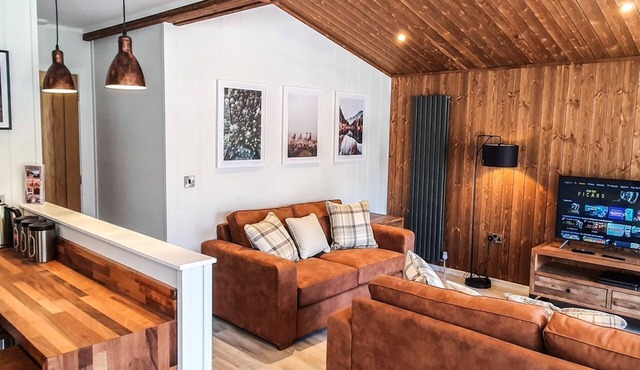 Holly Lodge | sleeps 6 - Hot Tub, Dog Friendly - 5* Visit England