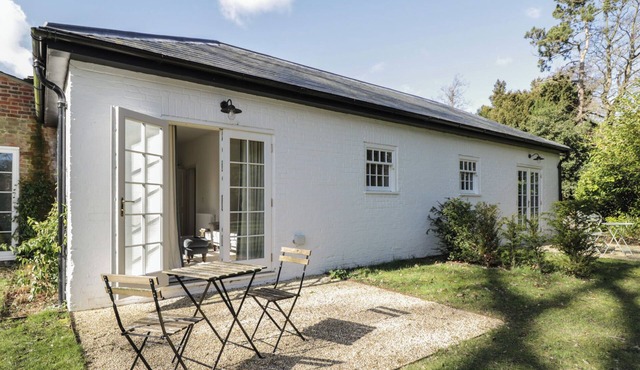 HOLLY, pet friendly, with pool in Kintbury