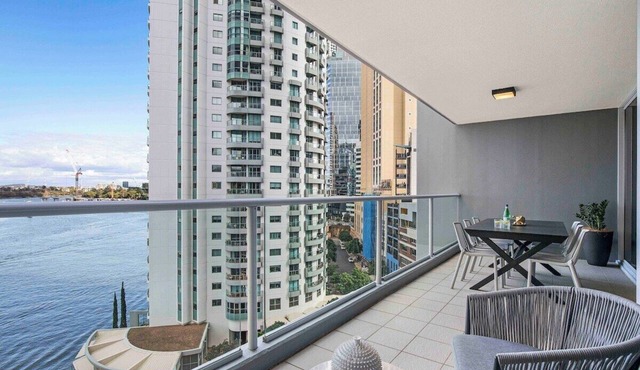 Holly's City Skyline-Views, Pool, Spa, CBD Central