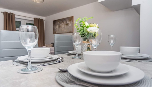Holly - Telford - With Parking - Sleeps 8