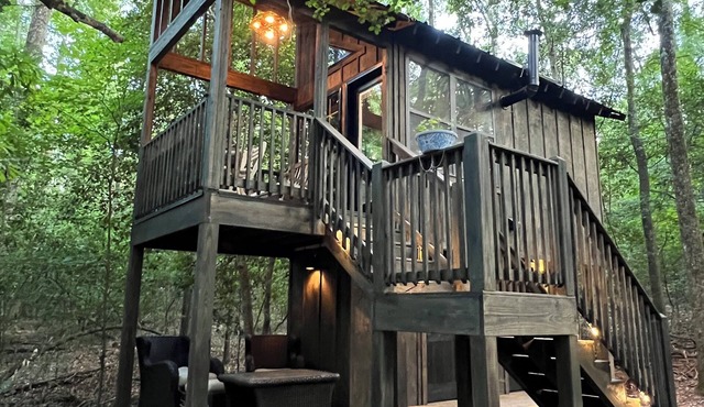 Holly Trail Treehouse in Anderson w/WIFI, AC, Smart TV, Full Bath and washer