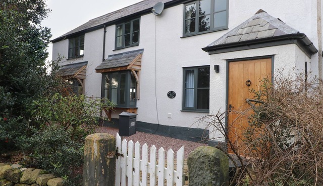 HOLLY TREE COTTAGE, family friendly, with open fire in Tarvin