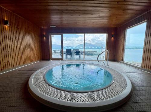 Holly Tree Hotel, Swimming Pool & Hot Tub