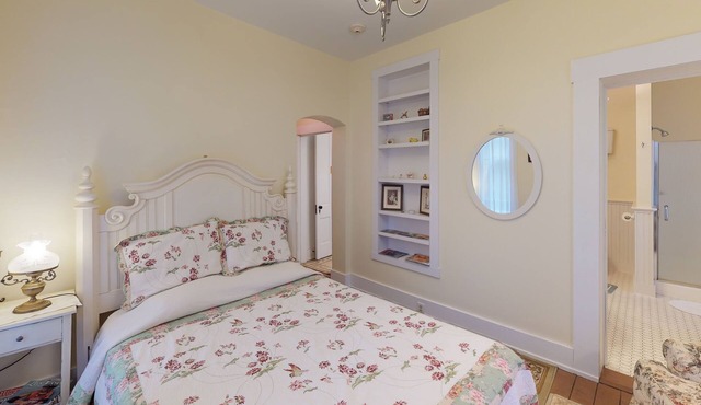 Holly Tree Room w/Clawfoot Bathtub in Historic Hyde House near Hocking Hills