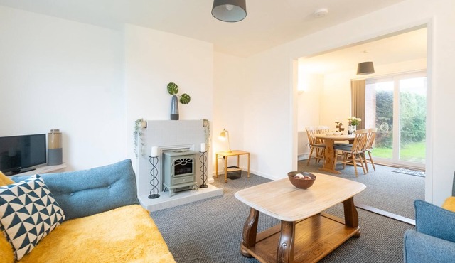 Hollybobs - sleeps 5 guests in 3 bedrooms