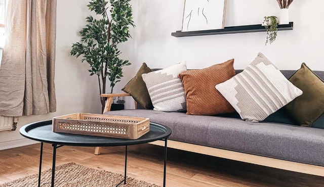 Hollybush Apartment, by Solace Stays