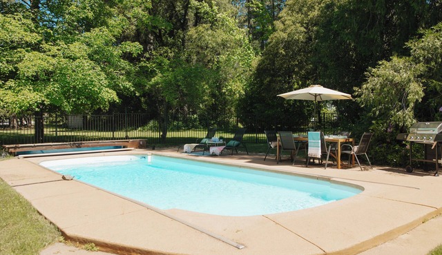 Hollydale House: Comfortable House with a Hot Tub and Seasonal Pool!