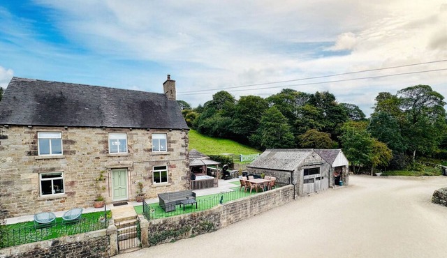 HOLLYDALE, pet friendly, luxury holiday cottage in Leek