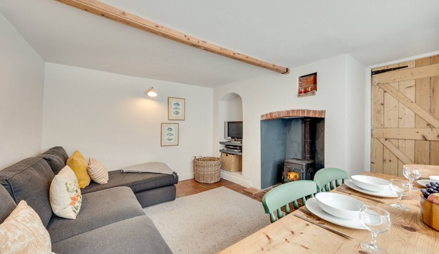 Hollyhock Cottage - Two Bedroom House, Sleeps 4