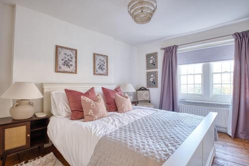 Hollyhocks 2 Bedroom House with Extra Sleeping Option - Wiltshire