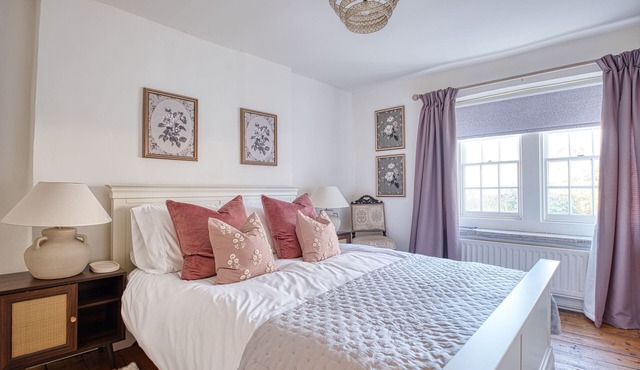 Hollyhocks 2 Bedroom House + Extra Sleeping Option - Wiltshire